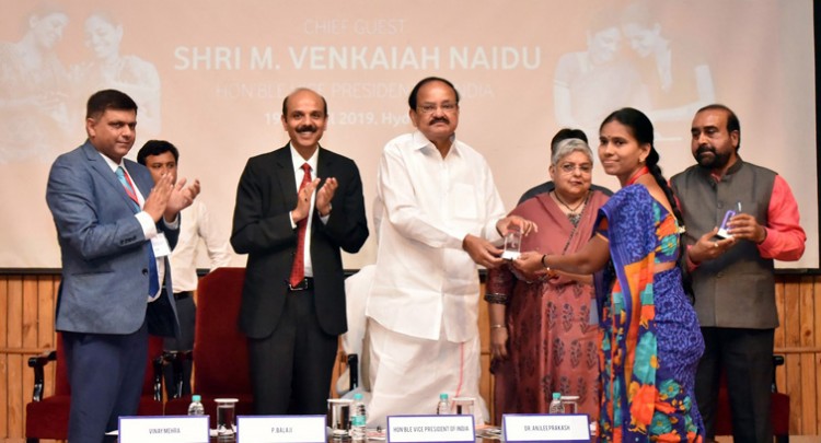 venkaiah naidu presenting the certificates to the master trainers