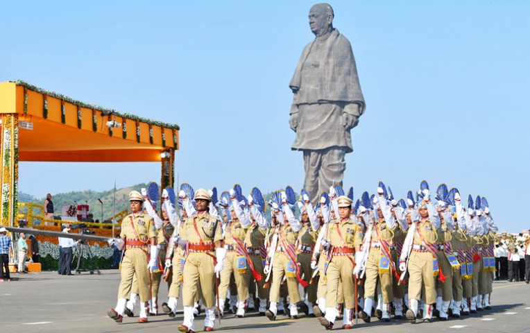 स्टैच्यू ऑफ़ यूनिटी पर परेड