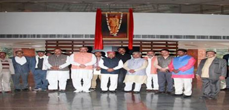 बाबासाहेब के चित्र का अनावरण