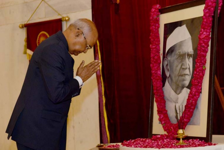 पूर्व राष्ट्रपति फख़रुद्दीन को श्रद्धासुमन