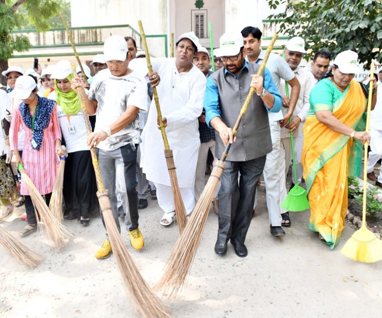 मुख्तार अब्बास नक़वी ने किया श्रमदान