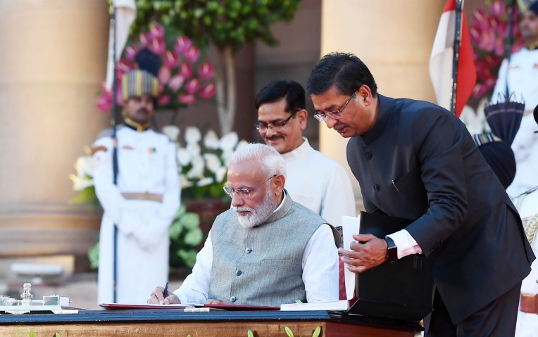 दस्तावेज़ों पर मोदी के हस्ताक्षर