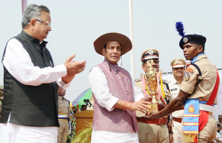 सीआरपीएफ जवानों को ट्रॉफी