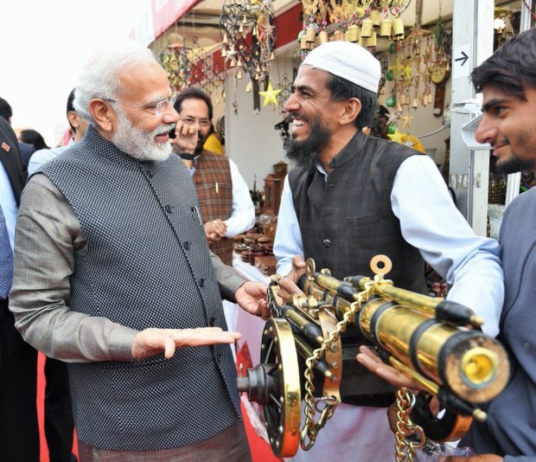 प्रधानमंत्री ने देखा हुनर हाट