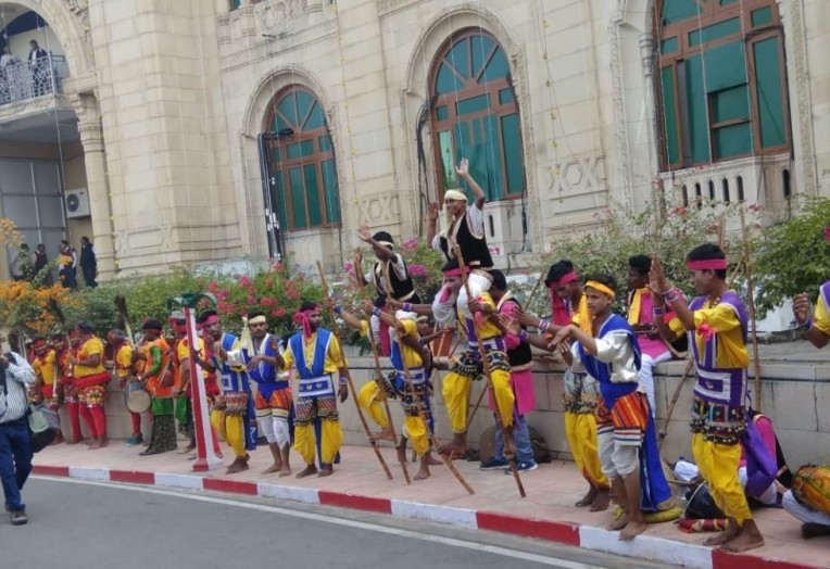 संविधान दिवस पर रंगी विधानसभा