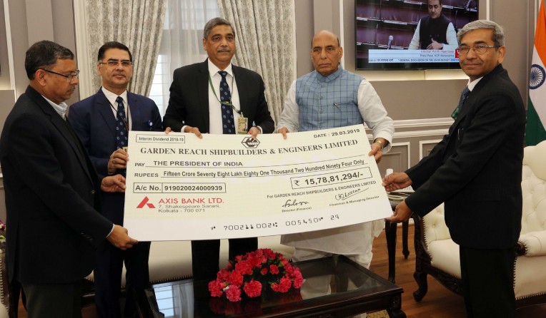 जीआरएसई ने रक्षामंत्री को सौंपा लाभांश