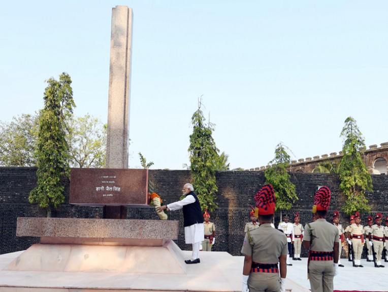 शहीद स्तंभ पर माल्यार्पण