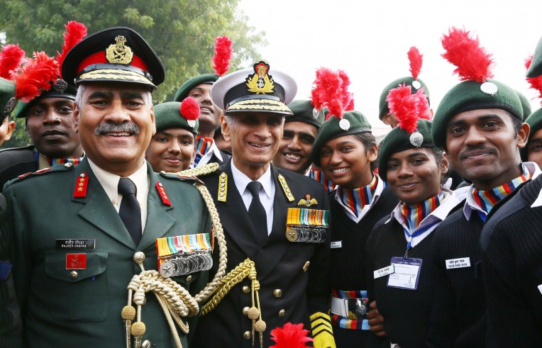 एनसीसी कैडेट्स संग नौसेना प्रमुख