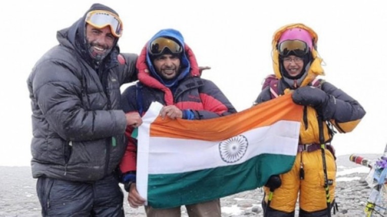 पर्वत चोटी पर काम्‍या की फतह
