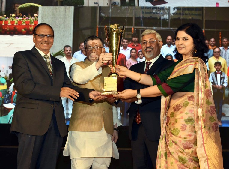 श्रम राज्यमंत्री ने पुरस्कार प्रदान किए