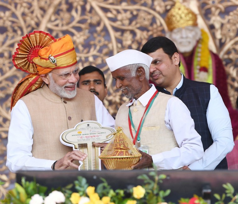 लाभार्थियों को गृहप्रवेश की चाबियां