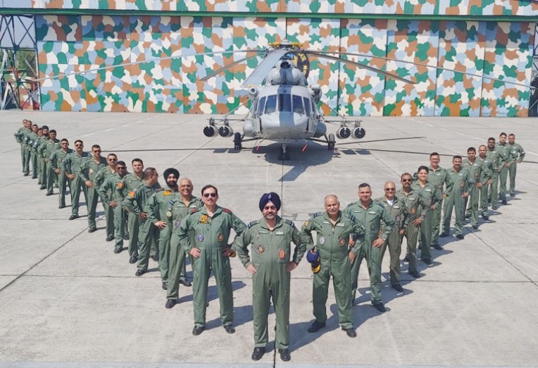 हेलिकॉप्टर यूनिट के साथ एयर चीफ
