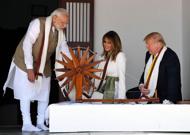 ट्रम्प और मेलानिया ने चलाया चरखा