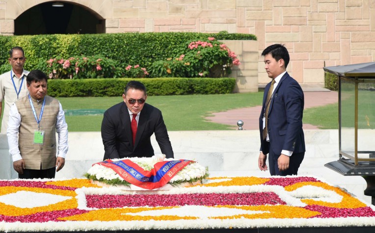 राजघाट पर पुष्पांजलि अर्पित