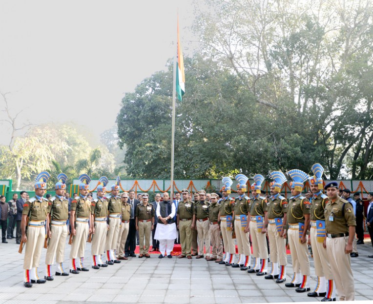 सीआरपीएफ कर्मियों के साथ गृहमंत्री