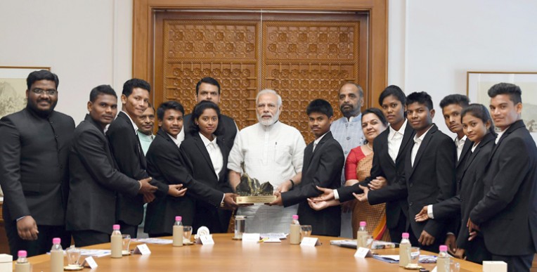 मिशन शौर्य के दल से मिले प्रधानमंत्री