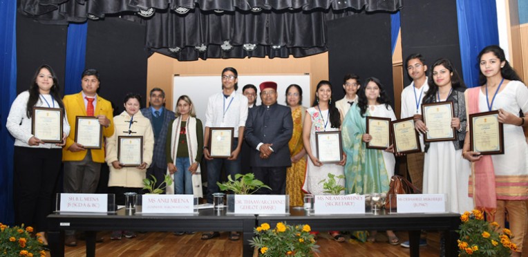 गहलोत ने प्रशिक्षुओं को दिए प्रमाणपत्र