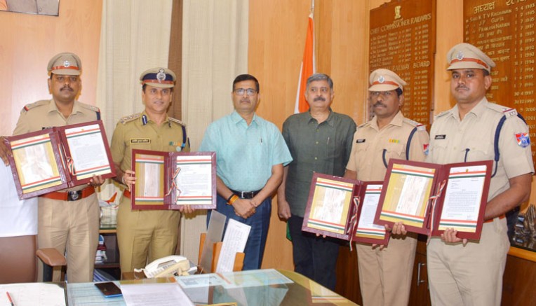आरपीएफ कर्मचारियों को सम्मान