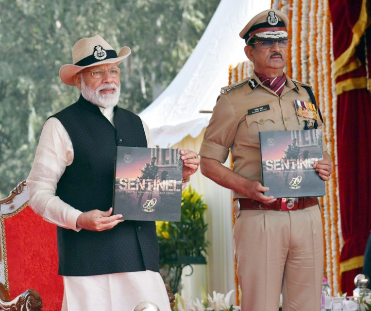 मोदी ने किया पुस्तक का विमोचन