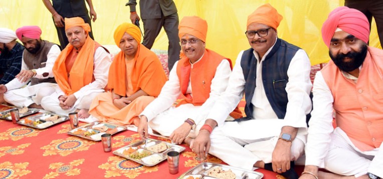 योगी ने लंगर में प्रसाद ग्रहण किया