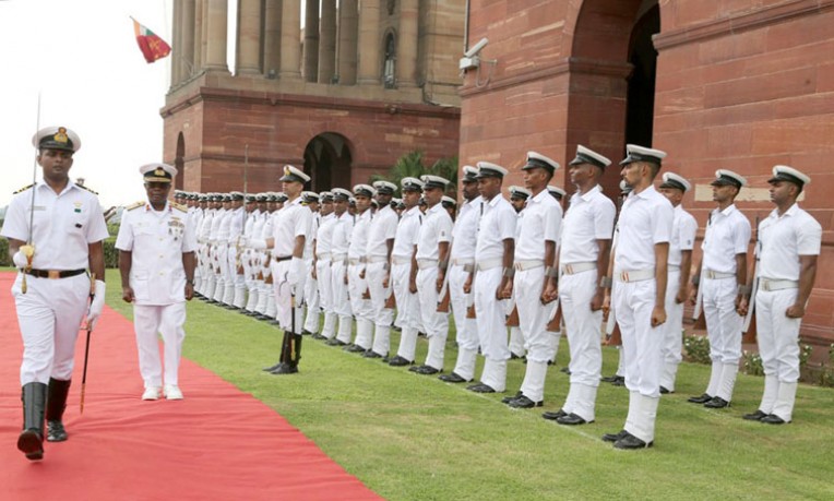 नाइजीरियाई एडमिरल को गार्ड ऑफ ऑनर