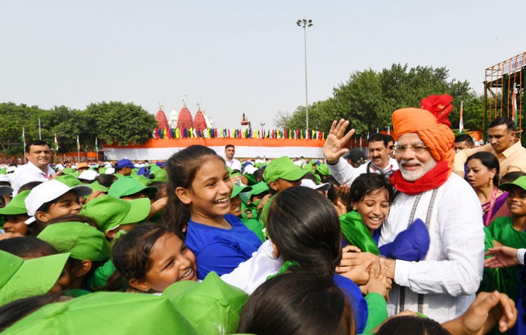 प्रधानमंत्री ने बेटियों को गले लगाया