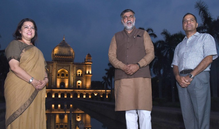 सफदरजंग मकबरे में रोशनी