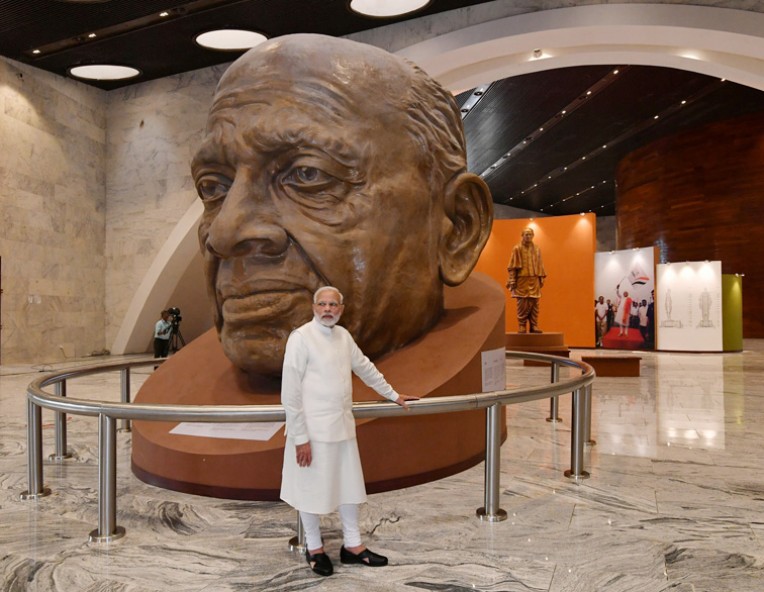 सरदारजी की स्मृतियों को देखते मोदी