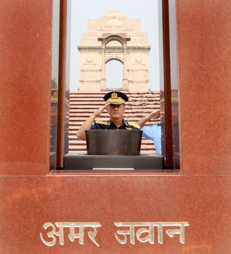 युद्ध स्मारक पर श्रद्धांजलि