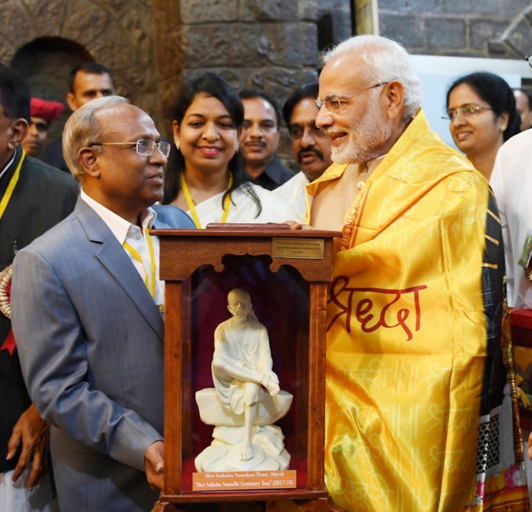 श्रीसाईं बाबा की मूर्ति उपहारस्वरूप भेंट