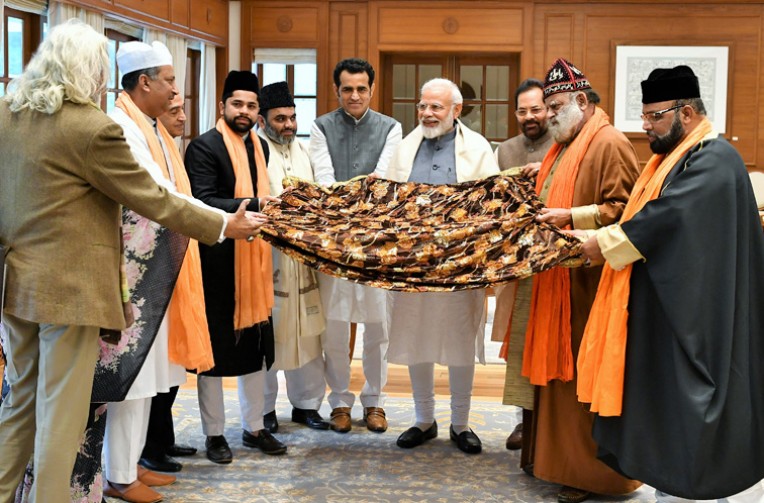 अजमेर शरीफ के लिए चादर सौंपी