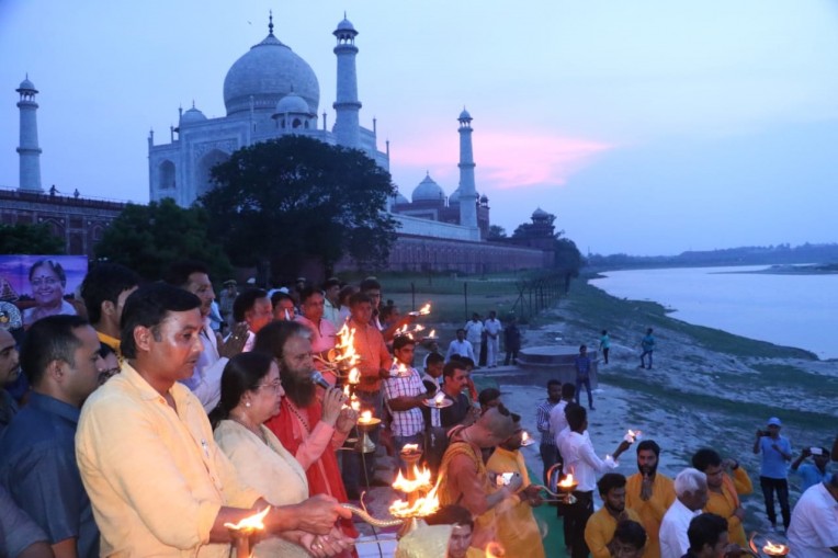 माँ यमुना की दिव्य और भव्य आरती