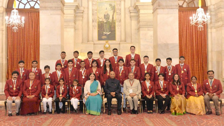 बच्चों के साथ राष्ट्रपति