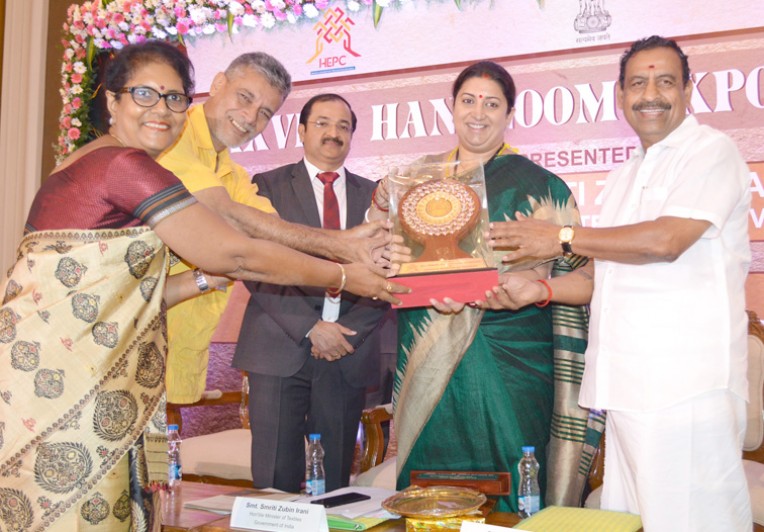 स्मृति इरानी ने दिए हथकरघा निर्यात पुरस्‍