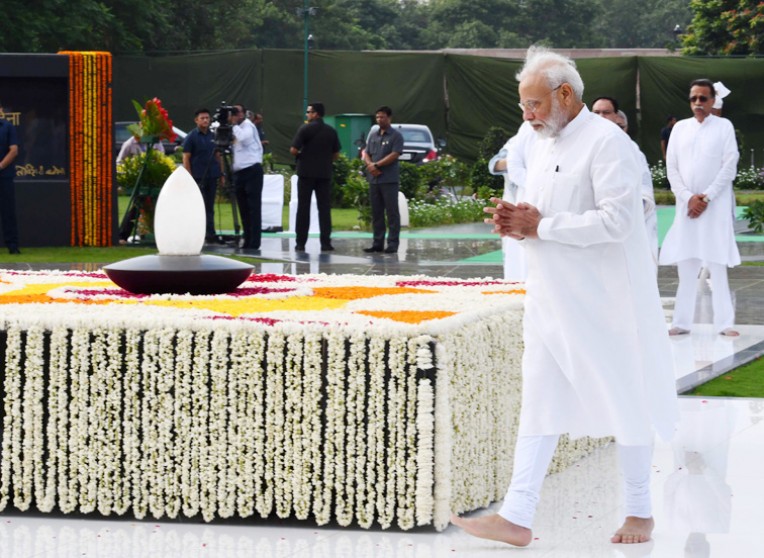 मोदी ने की सदैव अटल की परिक्रमा