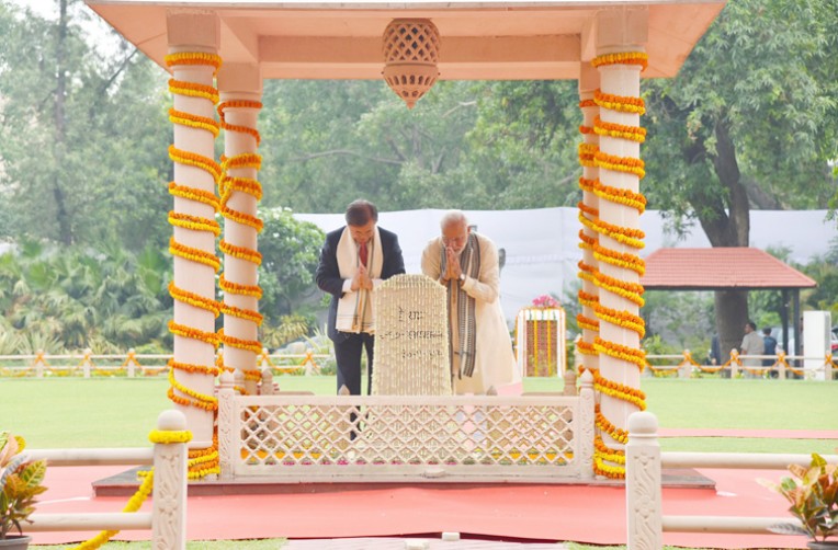 महात्मा गांधी की समाधि पर श्रद्धांजलि