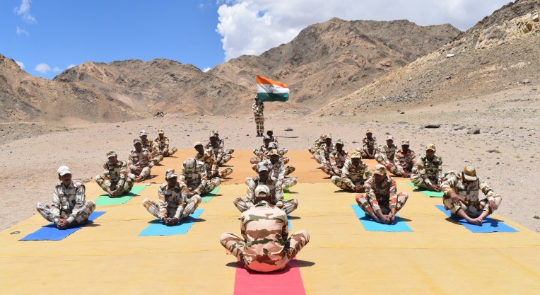 योगाभ्यास करते आईटीबीपी जवान