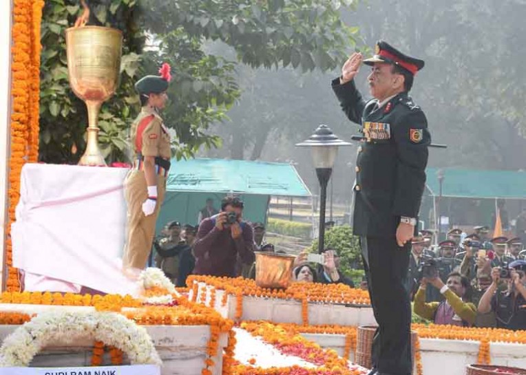 मेजर जनरल की शहीदों को सलामी