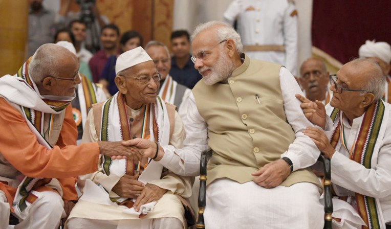 स्वतंत्रता सेनानियों से मिले मोदी