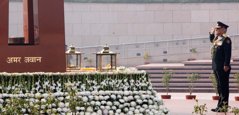 युद्ध स्मारक पर शहीदों को श्रद्धांजलि