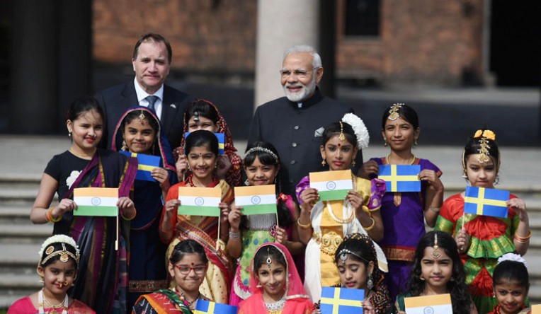 बच्चों के बीच स्टीफन व मोदी