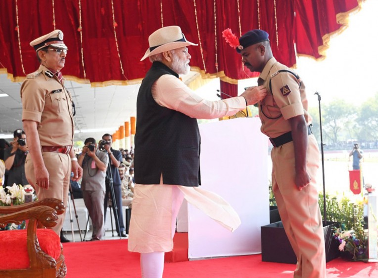 सीआईएसएफ को दिए सेवा पदक