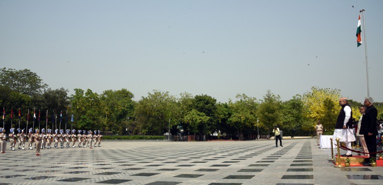सलामी लेते हुए अमित शाह