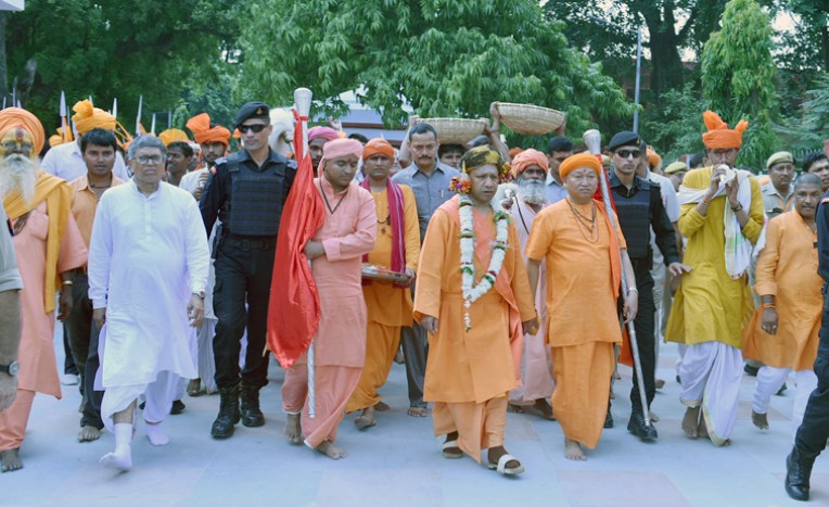 विजयदशमी पर शोभा यात्रा में योगी