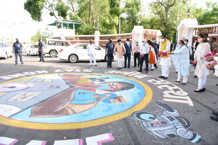 कोरोना वारियर्स के चित्रों पर पुष्प वर्षा