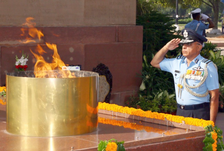 शहीद सैनिकों को श्रद्धांजलि