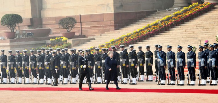 एर्ना सोलबर्ग को गार्ड ऑफ ऑनर