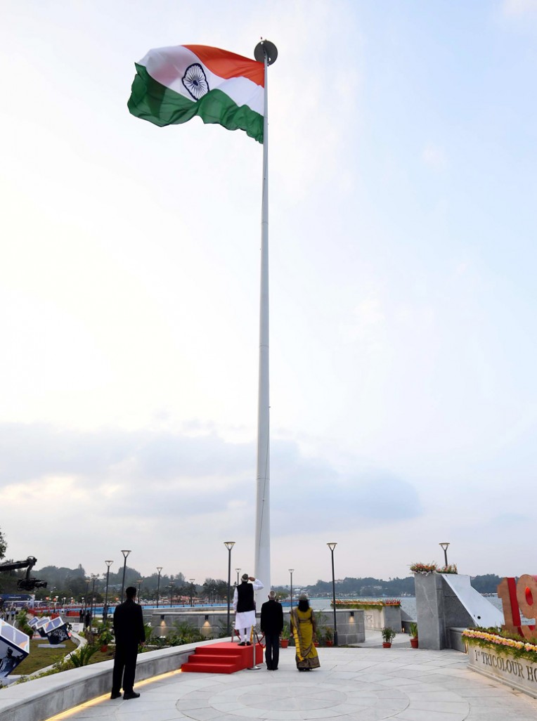 प्रधानमंत्री ने ध्‍वज फहराया