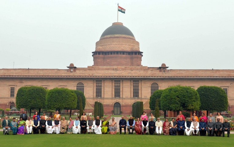 गवर्नर्स के साथ समूह तस्वीर में राष्ट्रपति