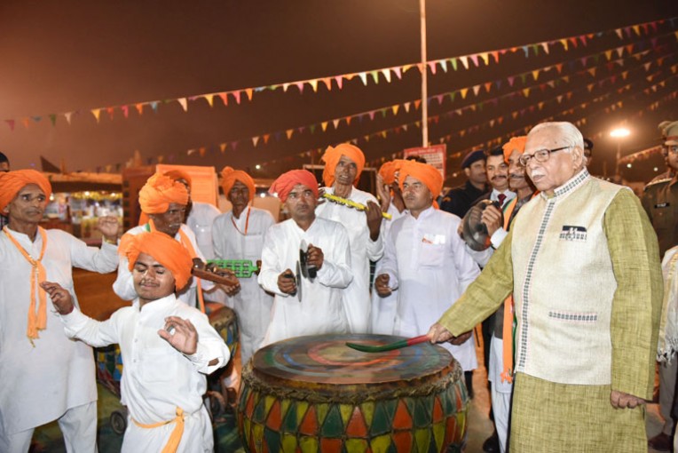 राज्यपाल की नगाड़े पर थाप